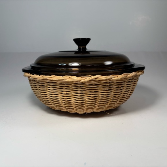 Pyrex Brown Glass Casserole Dish with Wicker Holder - Picture 2 of 9
